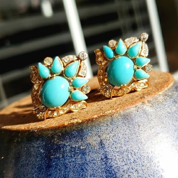 Authentic Vintage Trifari Jewels of India Rhinestone Aqua Cabochon Clip Earrings - Picture 7 of 13